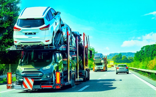 Camion porte-voitures en route ou autoroute de Suisse. Transporteur de camions au travail logistique. Remorque avec lecteur de voiture Cargo. Livraison pour l'industrie du transport à l'exportation. Transporteur lourd. Véhicule de transport. Transport automatique