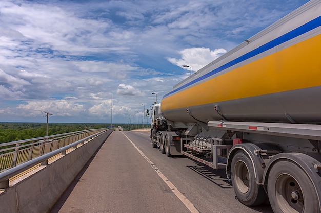 Photo camion pour transporter du carburant.