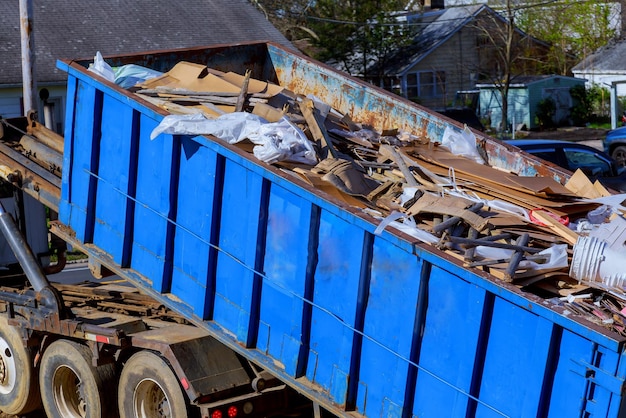 Camion ramasseur de déchets de recyclage chargeant des déchets et des ordures de conteneurs amovibles