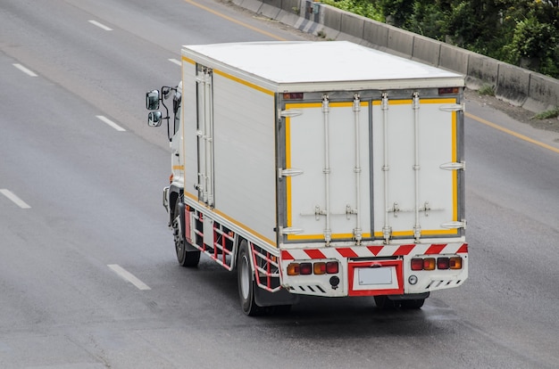 Camion roulant sur la route, petit camion sur la route.