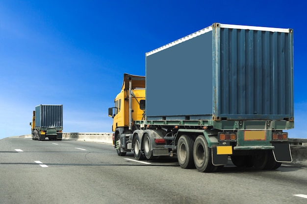 Camion sur la route de l&#39;autoroute avec le conteneur bleu, importer, exporter le transport logistique