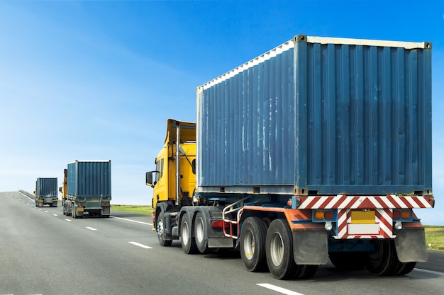 Camion sur route avec conteneur bleu, transport sur autoroute