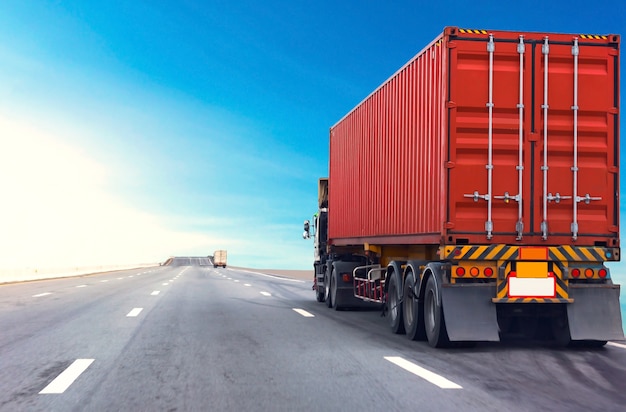 Photo camion sur route avec conteneur rouge, concept de transport., importation, exportation logistique industrielle transport transport terrestre sur l'autoroute asphaltée avec ciel bleu