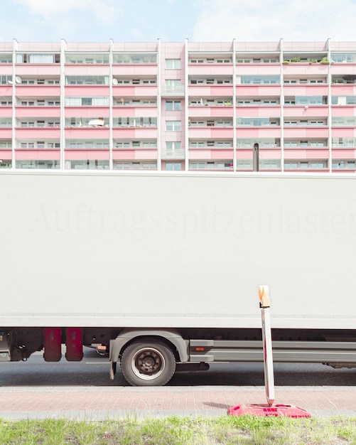 Photo un camion sur la route contre un bâtiment en ville