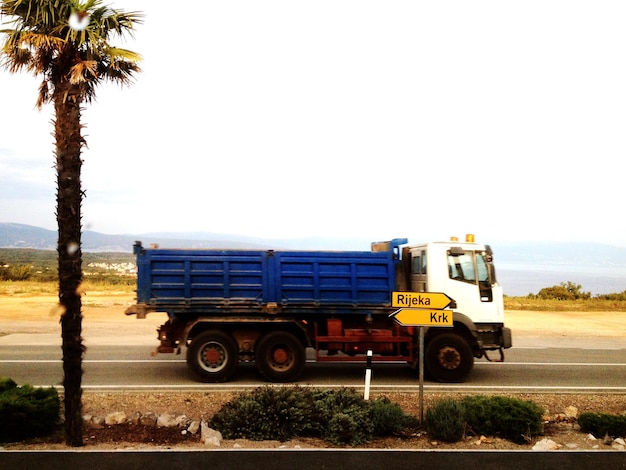 Un camion sur la route contre un ciel dégagé