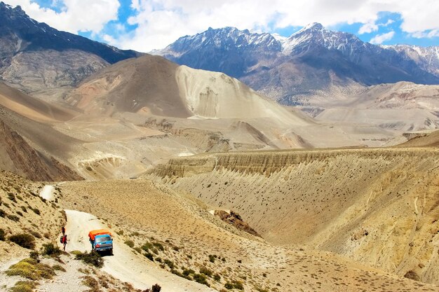 Camion sur la route dans les montagnes de l'Himalaya Népal Royaume du Haut Mustang