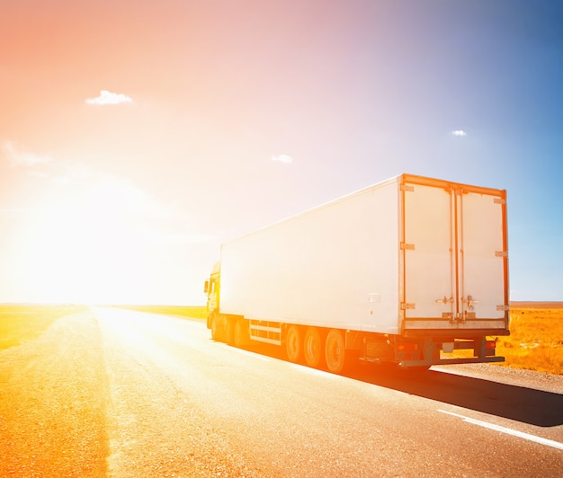 Camion sur la route du coucher du soleil