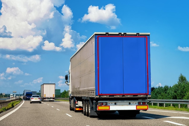 Camion sur la route de Pologne. Transport par camion livrant du fret.