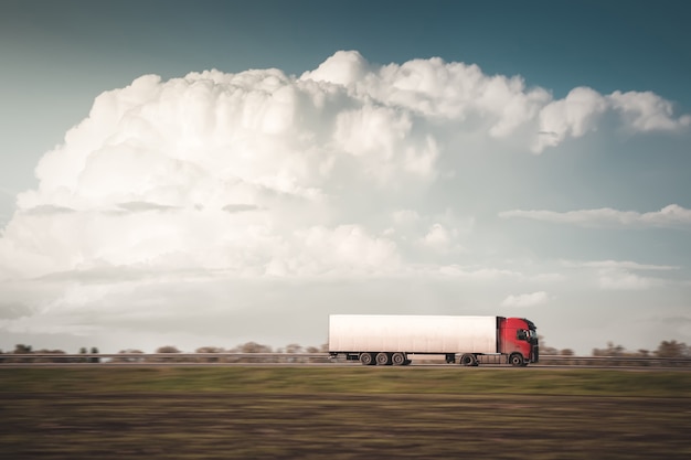 Photo camion sur la route. transport de marchandises.