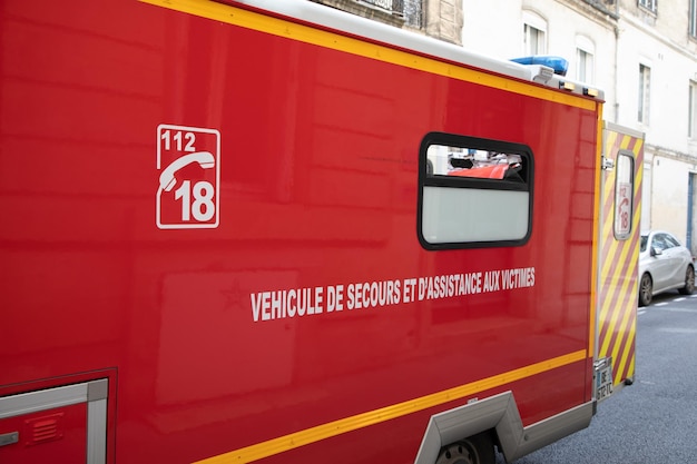 camion de sauvetage pompier ambulance panneau rouge van pompier sauvetage victimes voiture camion dans la rue