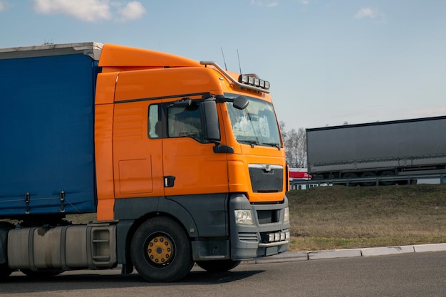 Le camion se déplace le long d'une autoroute de banlieue Logistique de transport de fret