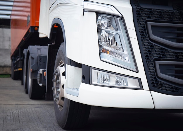 Camion semi-remorque le stationnement à l'entrepôt Livraison Camions de fret Expédition Transport de fret