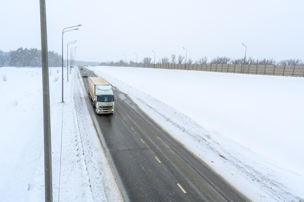 Un camion semi-remorque, un tracteur semi-remorque et une semi-remorque pour transporter du fret