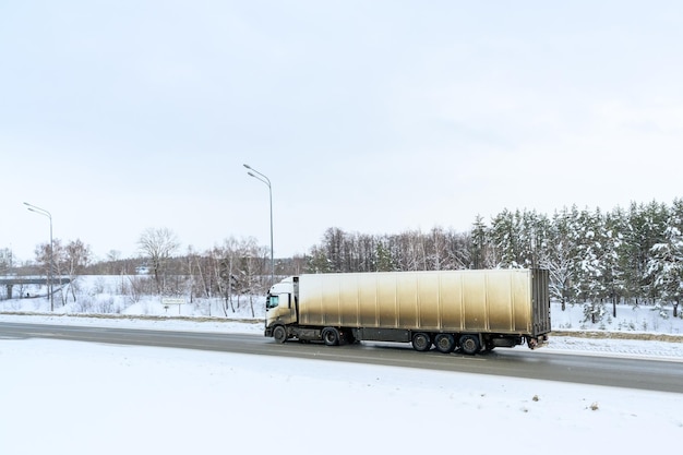 Photo un camion semi-remorque, une unité tractrice semi-remolque et une semi-récipient pour le transport de marchandises