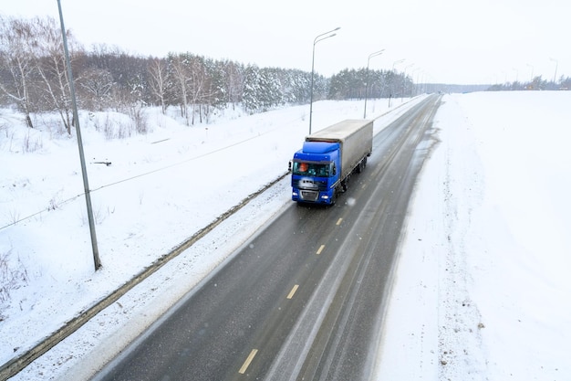 Un camion semi-remorque, une unité tractrice semi-remolque et une semi-récipient pour le transport de marchandises