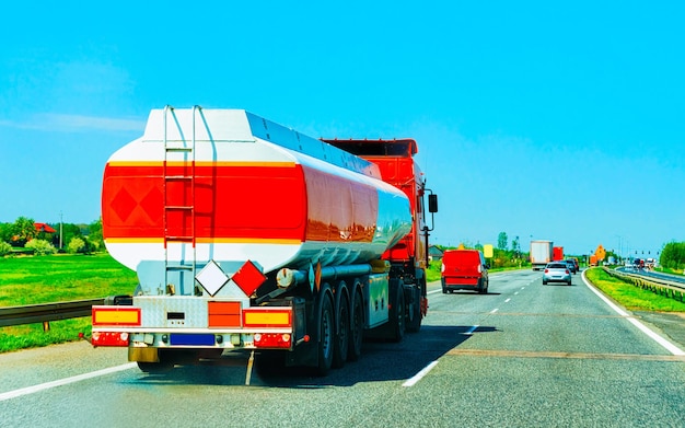 Camion avec stockage de liquide ou d'huile sur route ou autoroute de Tchéquie. Camion avec citerne de service-citerne au travail logistique. Citerne semi-remorque. Conduite de voiture de fret. Livraison de fret. Industrie des transports à l'exportation