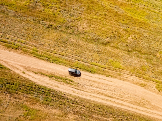 Camion tout-terrain aérien dans le champ vert d'été f