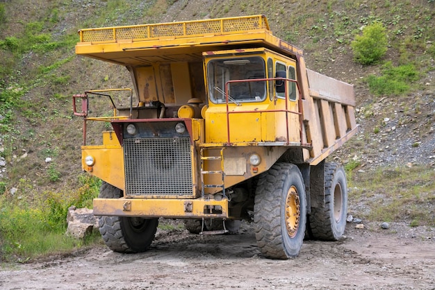 camion de transport jaune