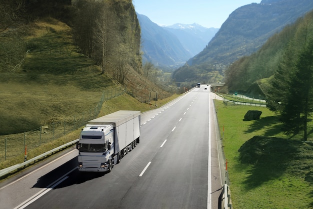 Camion de transport sur la route