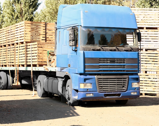 Camion transportant des caisses en bois vides pour la récolte