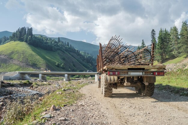 Un camion transporte un cadre fait de renfort pour la construction du pont