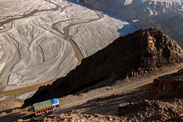 Le camion transporte des marchandises dans l'Himalaya Vue de dessus de la gorge de Kali Gandaki Népal Royaume de Mustang