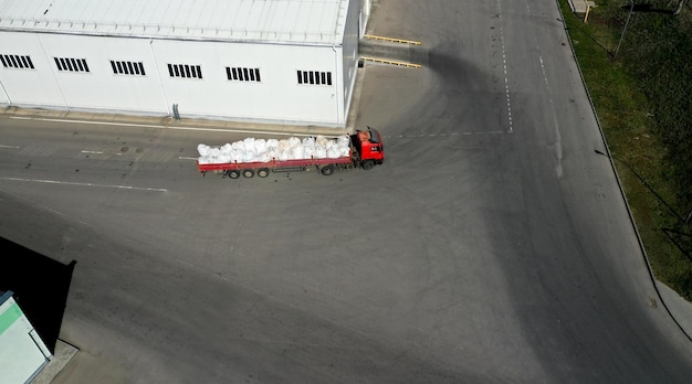 Le camion transporte des sacs avec du fret pour décharger la vue de dessus