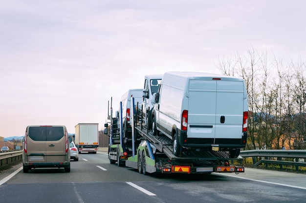 Camion Transporteur Transporteur Monospace Sur Route. Transporteur De  Véhicules Automobiles Sur L'allée. Logistique Européenne De Transport De  Camionnettes Au Transport De Travail De Transport. Remorque De Transport  Lourd Avec Chauffeur Sur Autoroute.