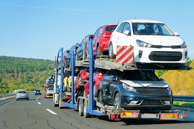 Camion transporteur de voitures sur l'autoroute goudronnée, Pologne. Camion transporteur