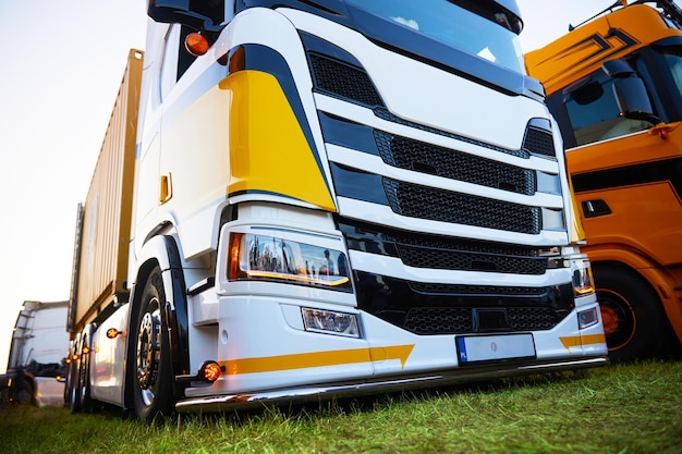 Camion tuné avec des couleurs blanches et jaunes