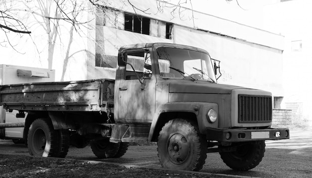 Un camion de l'URSS se tient au bord de la route