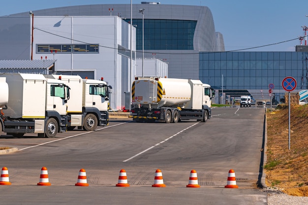 Camion De Véhicule De Service Garé Près Du Terminal De L'aéroport