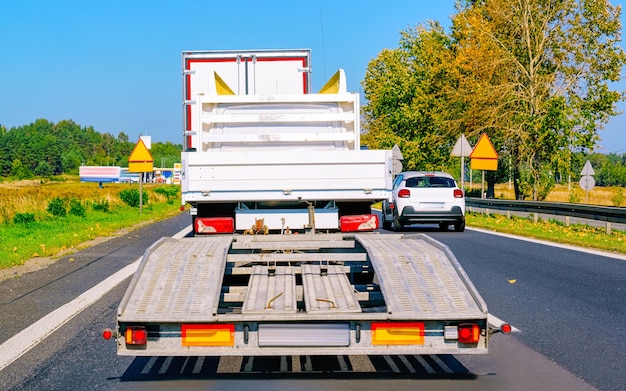 Photo camion vide sur la route d'été de la pologne. camionneur sur autoroute. camion effectuant des travaux de logistique. semi remorque avec chauffeur. grand lecteur de voiture de fret. livraison de fret. industrie des transports à l'exportation. conteneur avec des marchandises