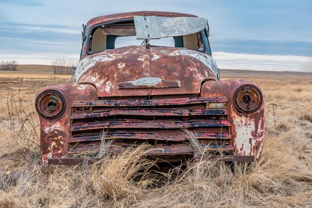 Un camion vintage abandonné dans les prairies en Saskatchewan