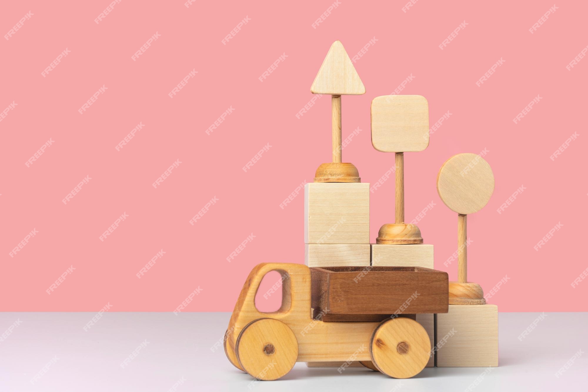 Un Camion De Voiture Jouet En Bois Et Des Panneaux De Signalisation De Jouet  Se Tiennent Sur Des Cubes En Bois Disposés Sous La Forme D'un Escalier  Pyramidal Maquette Pour La Logistique