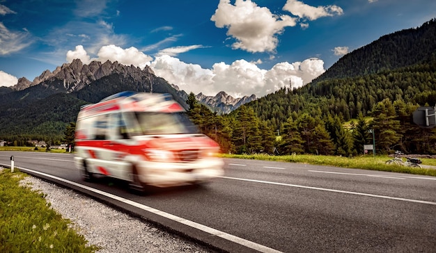 Une camionnette ambulance se précipite sur l'autoroute