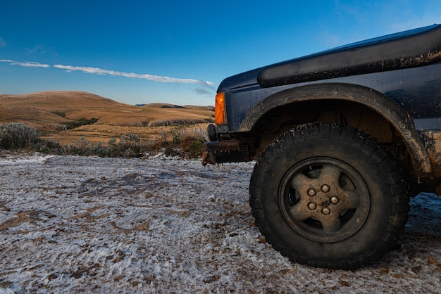 Photo camionnette au milieu d'une forte gelée dans les montagnes glacées froides de la ville d'urubici