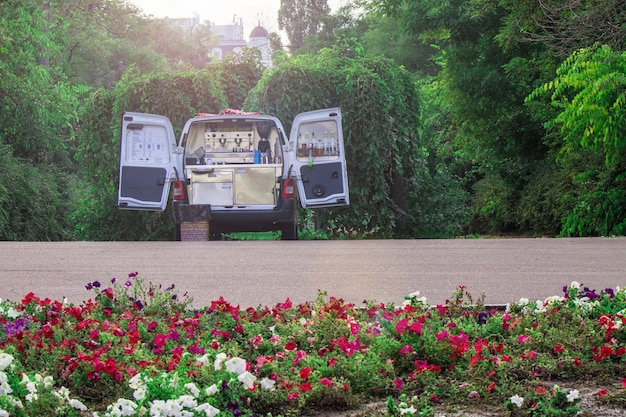 La camionnette de café et le camion de boissons dans le jardin verdoyant