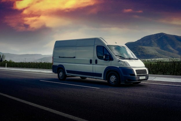 Photo camionnette de livraison sur l'autoroute