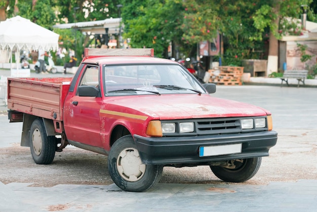 Photo camionnette rouge dans une rue de la ville