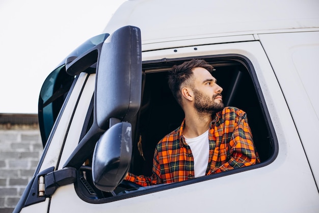 Camionneur homme assis dans une cabine et regardant par la fenêtre