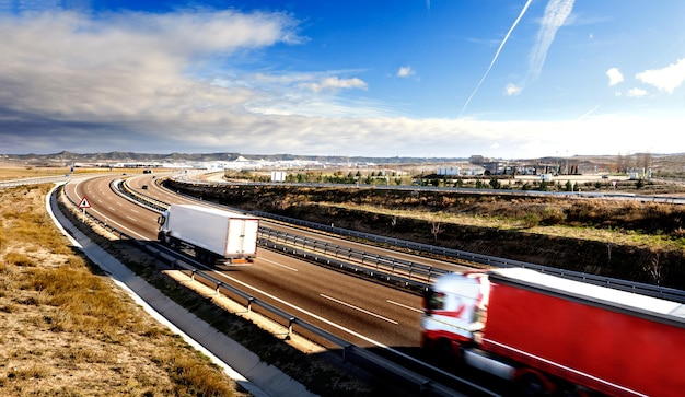 Camions et autoroute