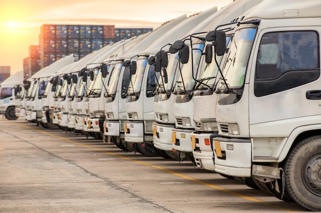 Camions en dépôt de conteneurs en attente de chargement de la boîte de conteneur