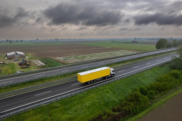 Camions de fret et voitures dans le point de vue élevé de l'autoroute