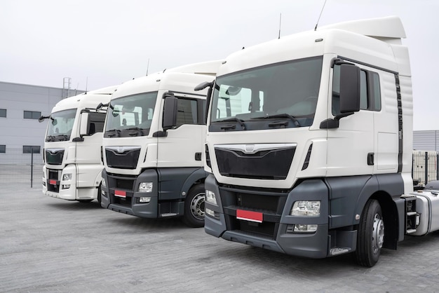 Camions garés dans un parking d'affilée transport automobile logistique et transport