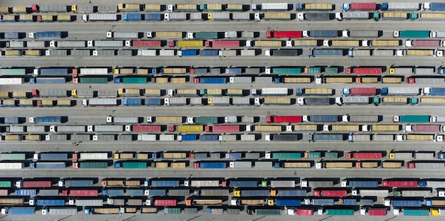 Camions garés dans le terminal portuaire vue de dessus Transport de produits céréaliers importation de produits agricoles