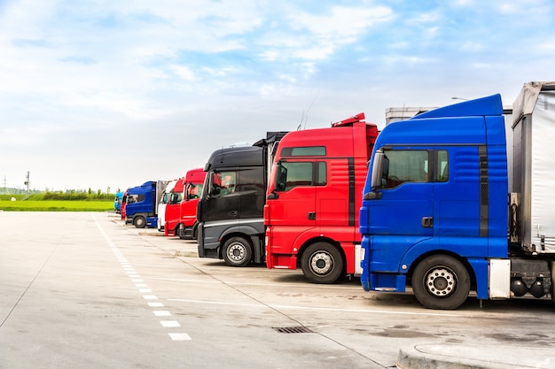 Camions sur parking, transport de marchandises dans les villes européennes. Véhicules pour la livraison de marchandises en Europe