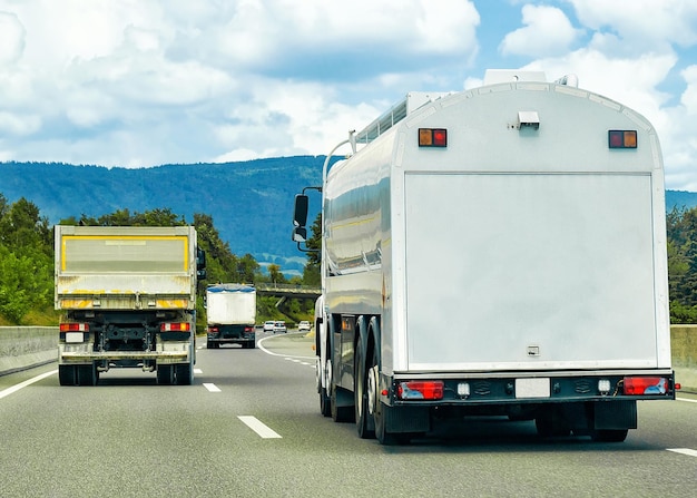 Camions sur la route dans le canton de Genève, Suisse.