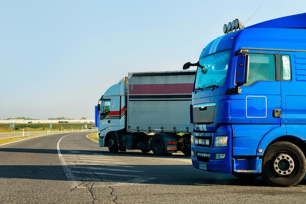 Camions sur la route goudronnée de Pologne. Transport par camion livrant du fret.