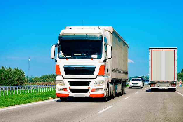 Camions sur la route de Pologne. Transport par camion livrant du fret.